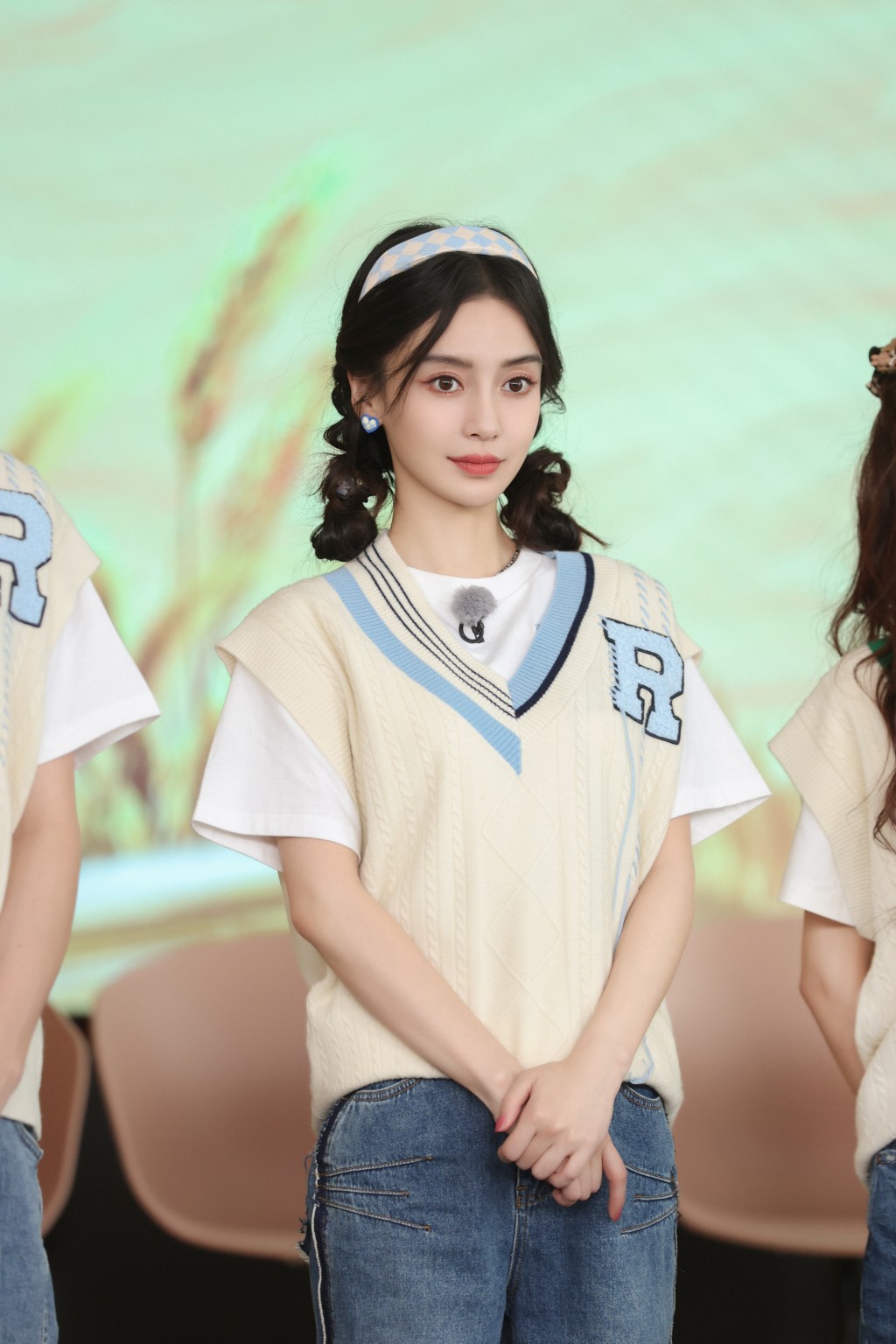 Angelababy最近拍綜藝節目，以清純學生look現身。